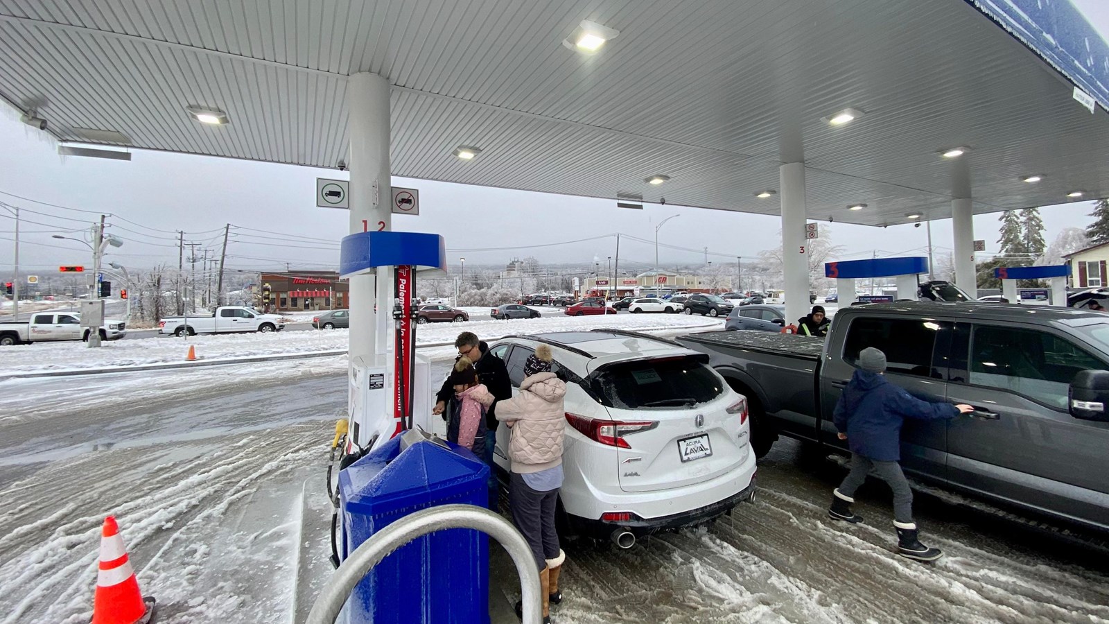 Les automobilistes sont nombreux à affluer vers les stations-service pour faire le plein d’essence pour leur véhicule ou leur génératrice