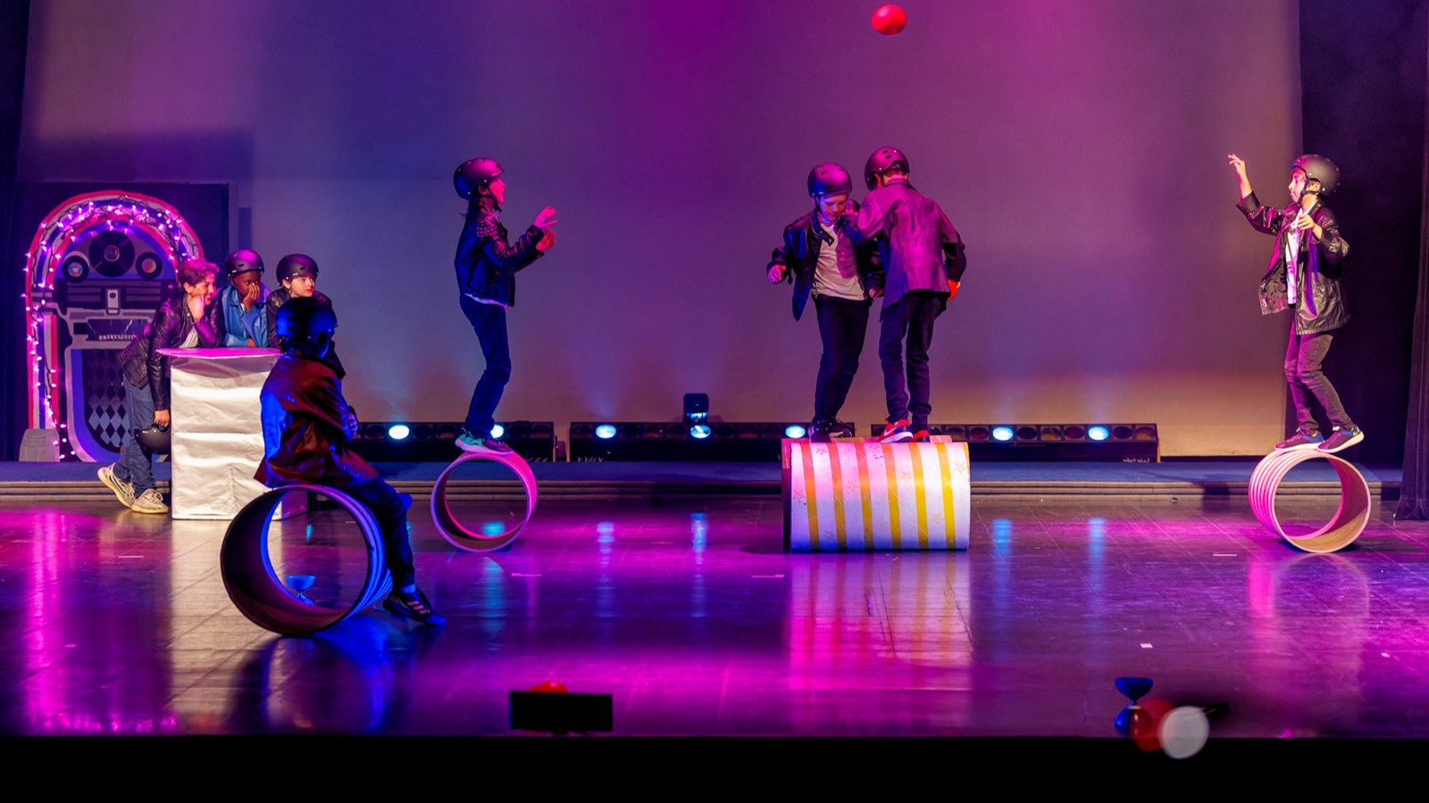 Retour en images sur le spectacle de cirque de l'école primaire Harwood