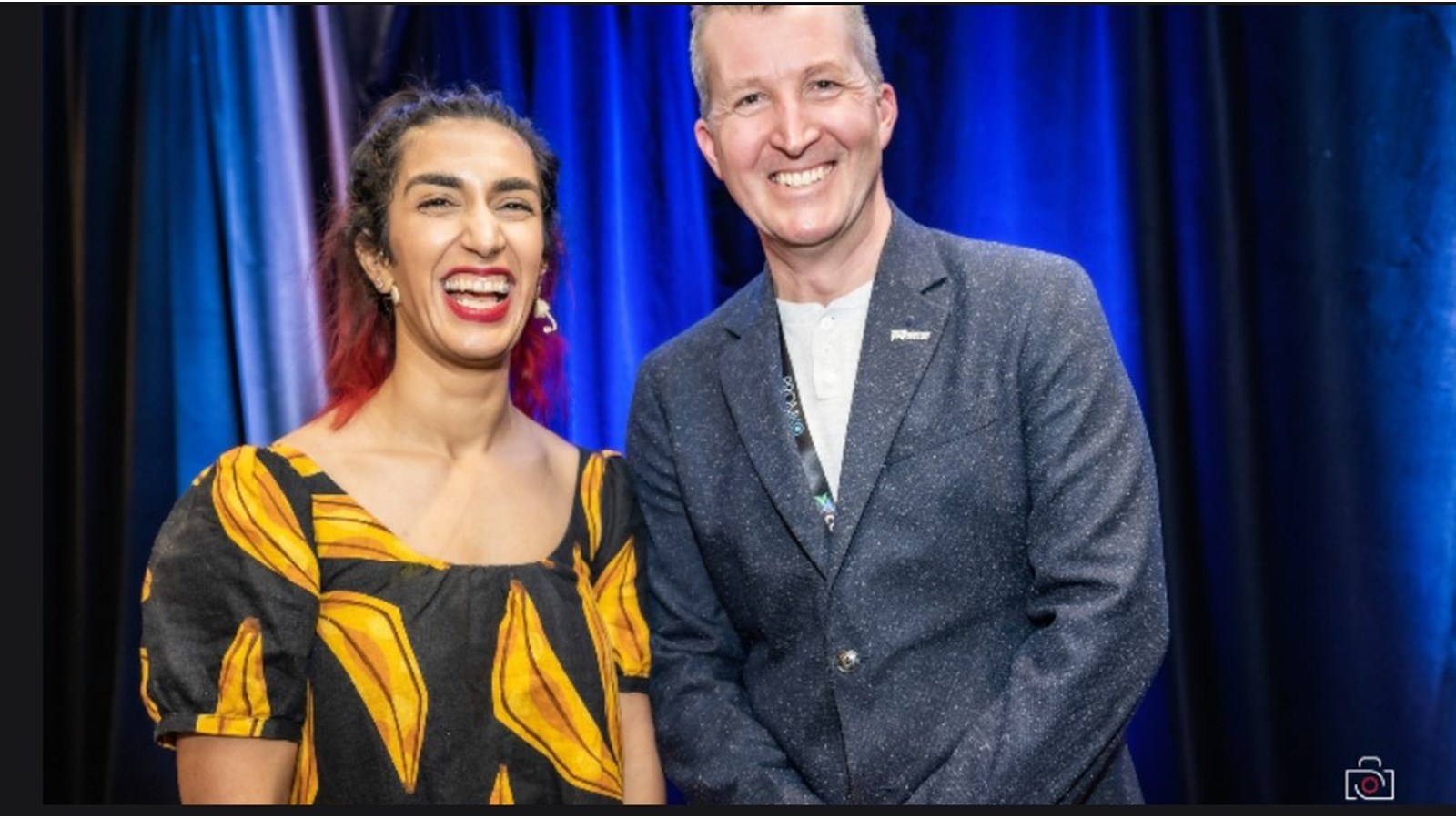 L'ingénieure de la NASA, Farah Alibay prend la pose avec le directeur général de la Chambre de commerce et d'industrie de Vaudreuil-Soulanges, Mathieu Miljours