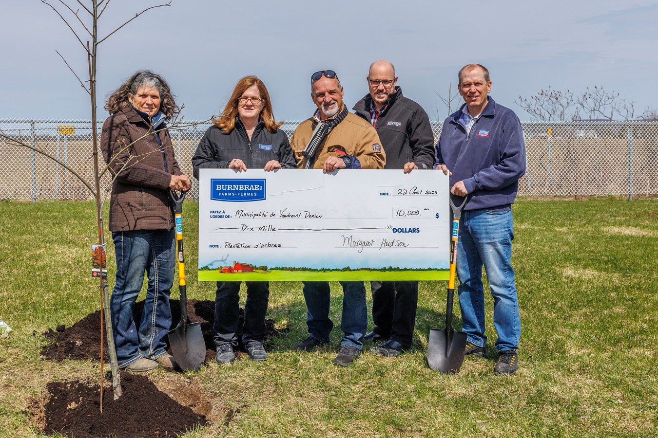 La Ville de Vaudreuil-Dorion plantera 80 arbres avec la participation financière des Fermes Burnbrae