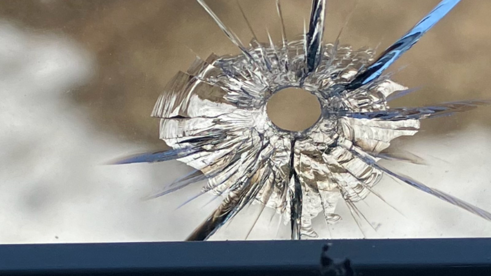 Une résidence de la rue du Printemps a été criblée de balles de plomb le 8 avril dernier 