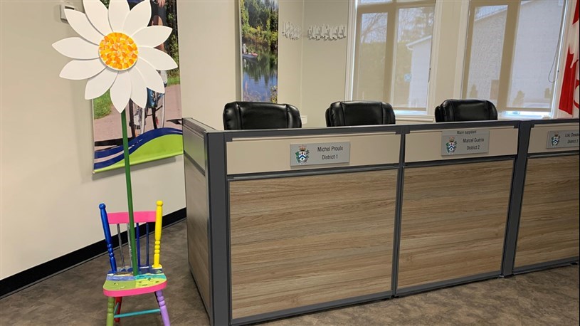Le mardi 11 avril dernier, c'était au tour des élus de la Municipalité des Cèdres de se voir remettre une Chaise des générations 
