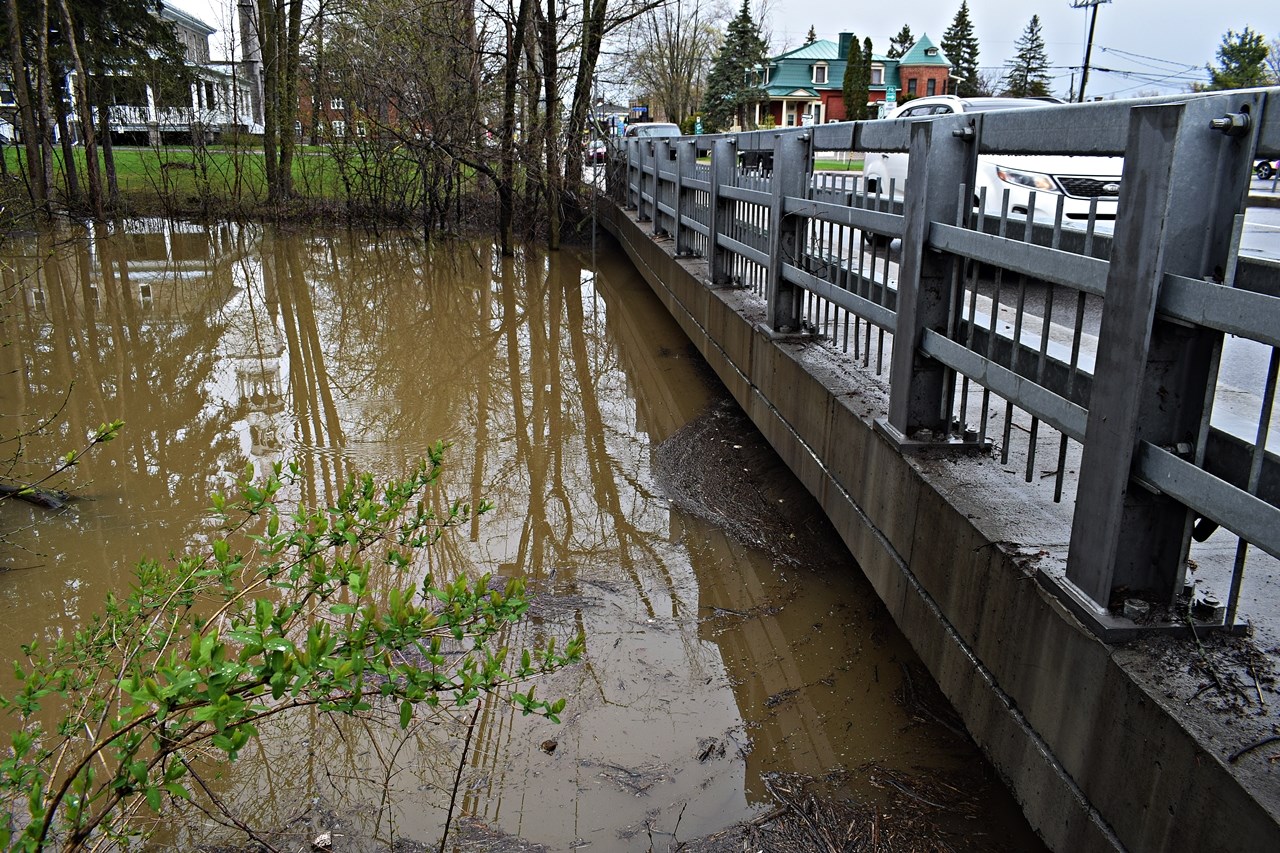 Vaudreuil-Dorion officials closely monitoring rising water levels