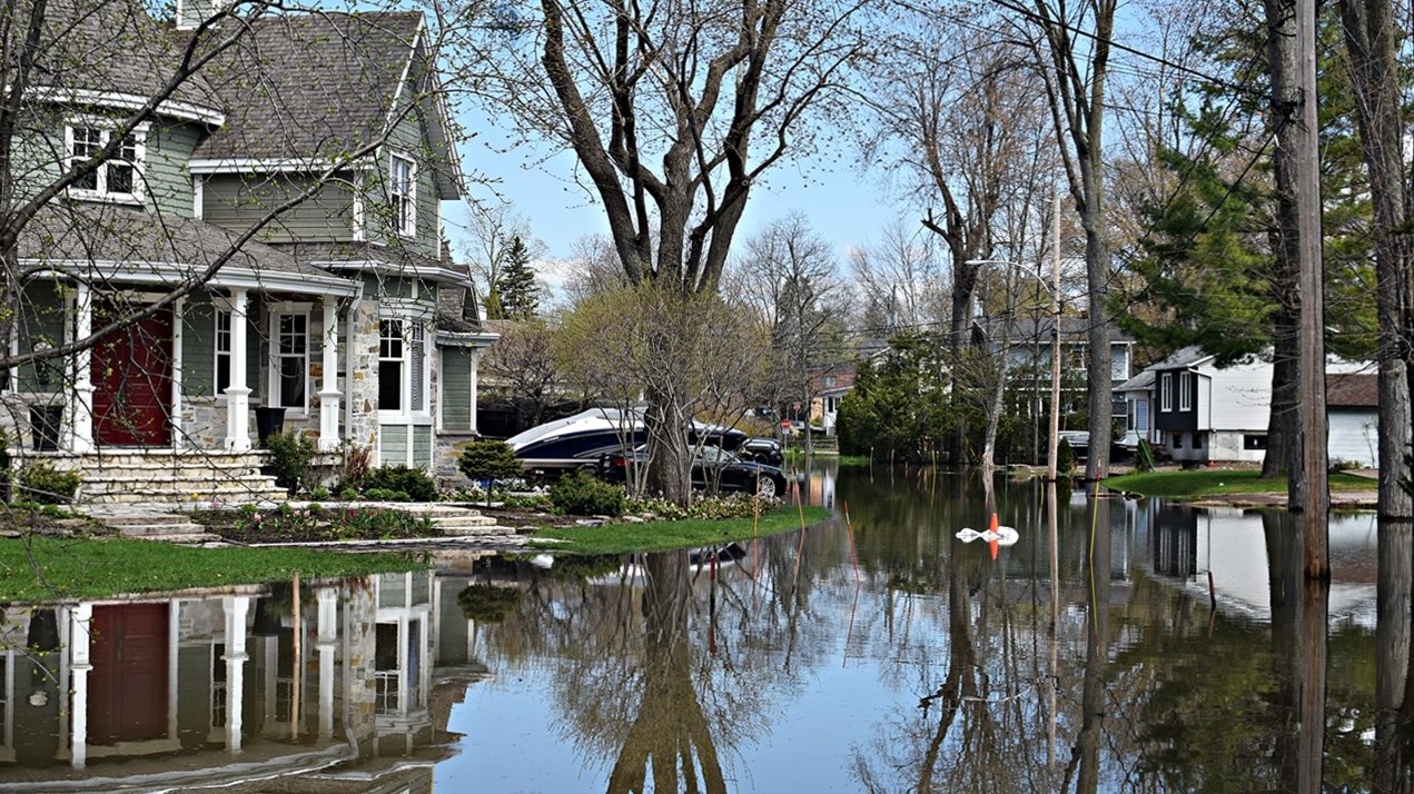 Flood waters at the intersection of Rue de la Baie and Rue de la Croix in Vaudreuil-sur-le-lac on May 5, 2023