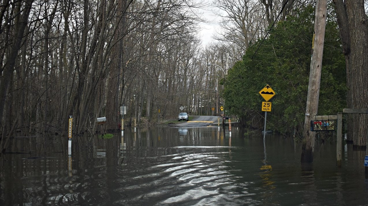 Flooding on Rue de la Baie in Vaudreuil-sur-le-lac on May 4, 2023