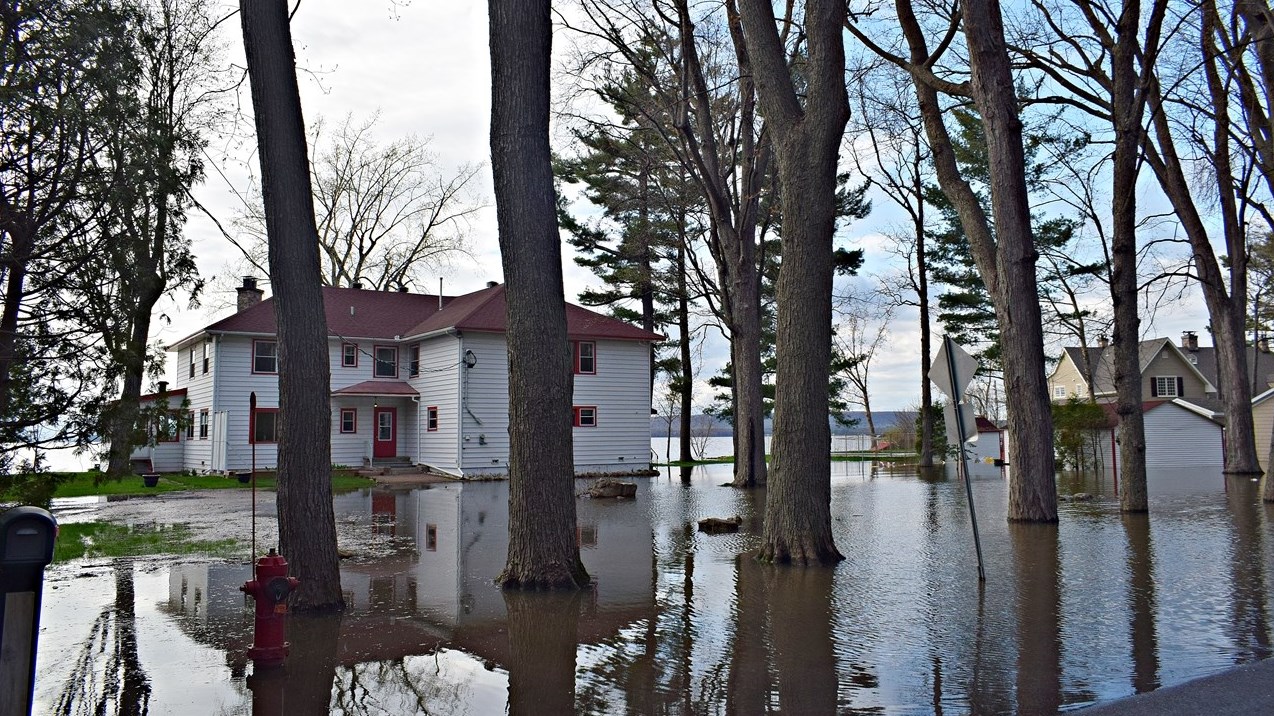 Flooding alongside Rue de la Baie in Vaudreil-sur-le-lac on May 4, 2023