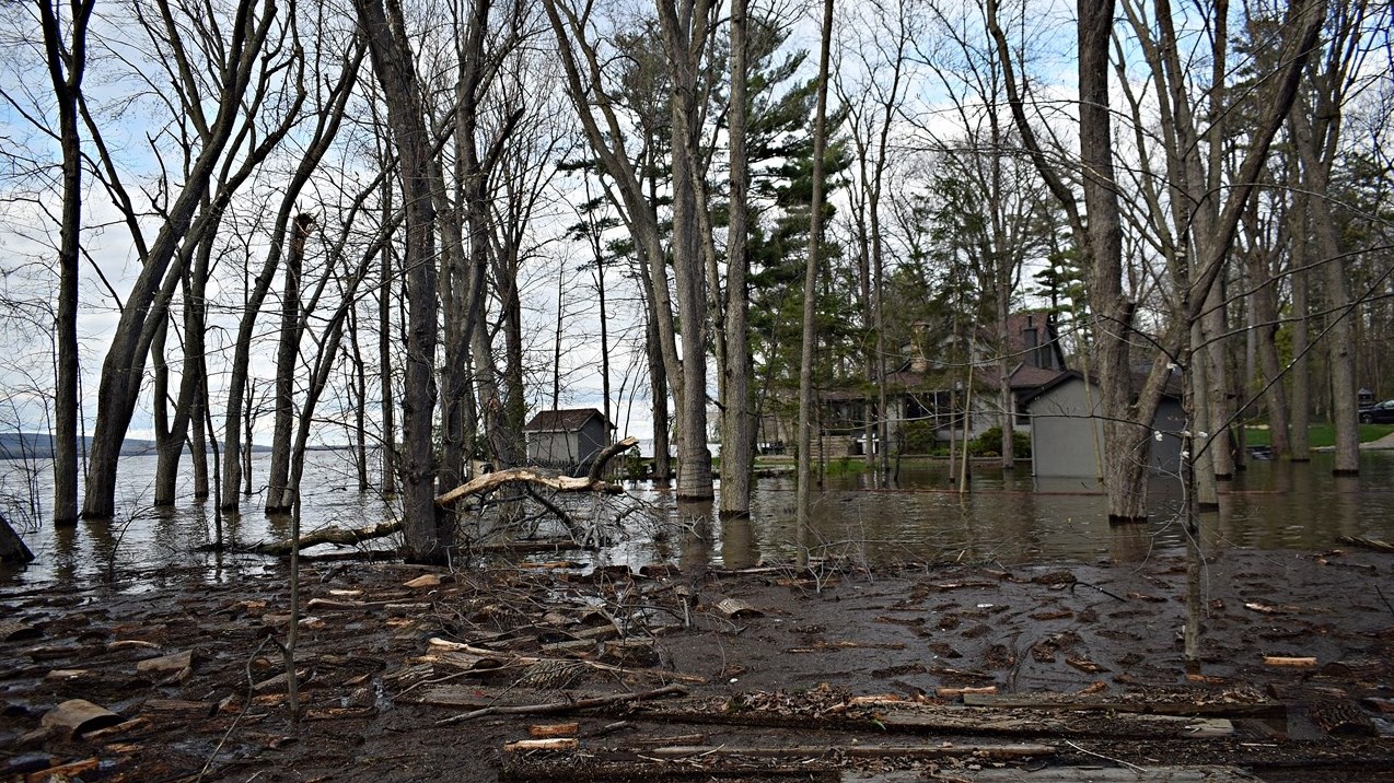 Flooding alongside Rue de la Baie in Vaudreil-sur-le-lac on May 4, 2023