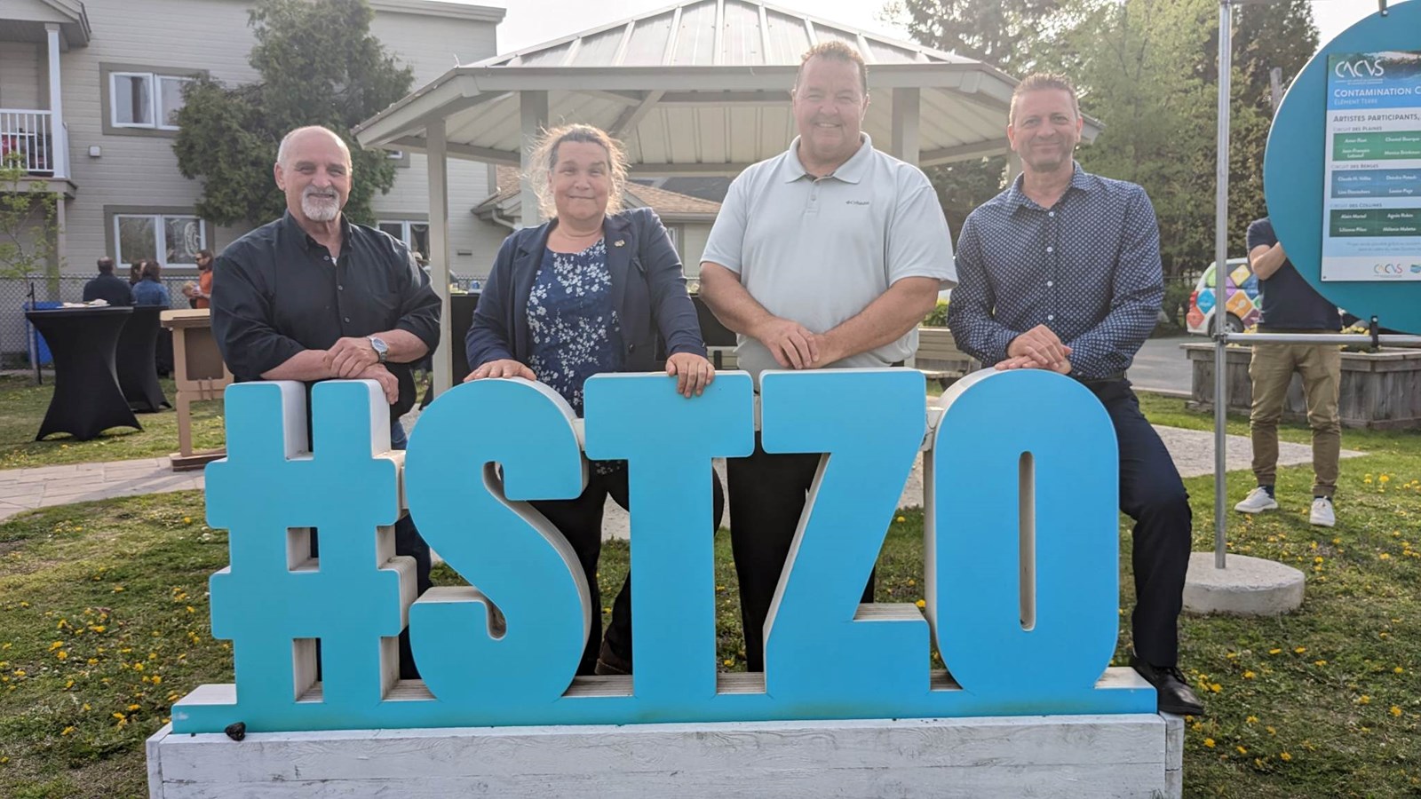 Les élus Guy Pilon, maire de Vaudreuil-Dorion, Julie Lemieux, mairesse de Très-Saint-Rédempteur, Yvon Chiasson, maire de Saint-Zotique et François Pleau, maire de Sainte-Marthe ont pris la pose lors du 5 à 7 de Contamination culturelle