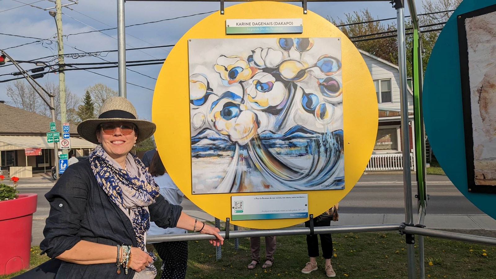 L'artiste Karine Dagenais prend la pose avec sa création réalisée dans le cadre de l'édition 2023 de Contamination culturelle