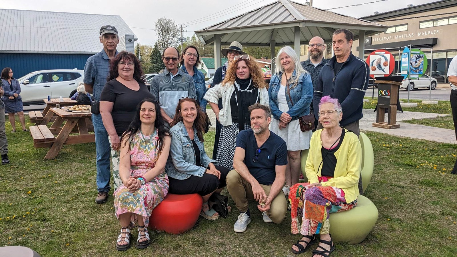 Certains des artistes qui participent à Contamination culturelle prennent la pose avec la commissaire Karine Landerman