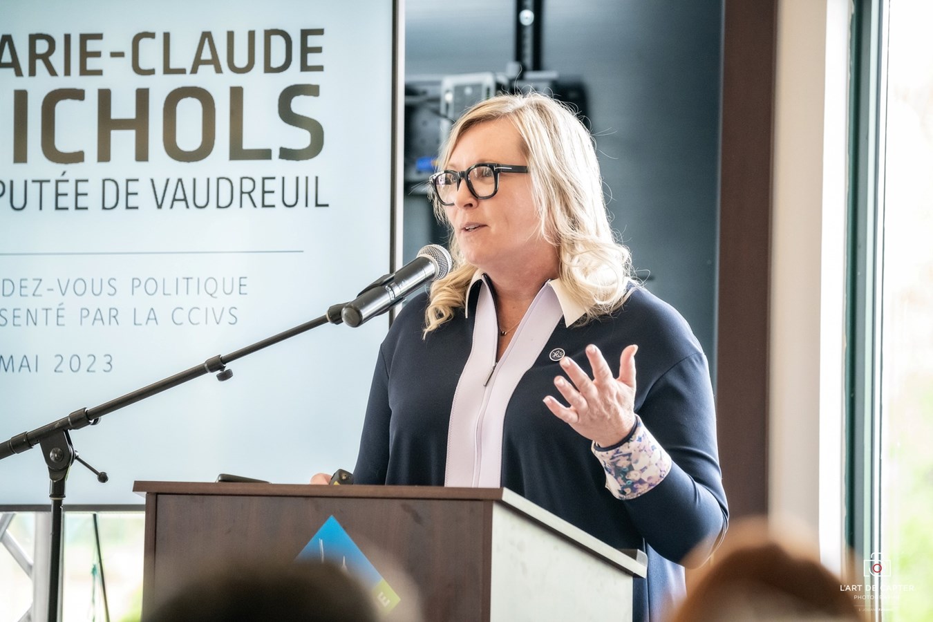 Marie-Claude Nichols discute politique avec les gens d'affaires