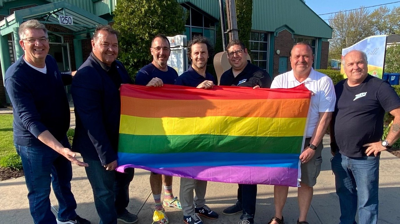 À Saint-Zotique, l'ensemble du conseil municipal a pris la pose avec le drapeau inclusif