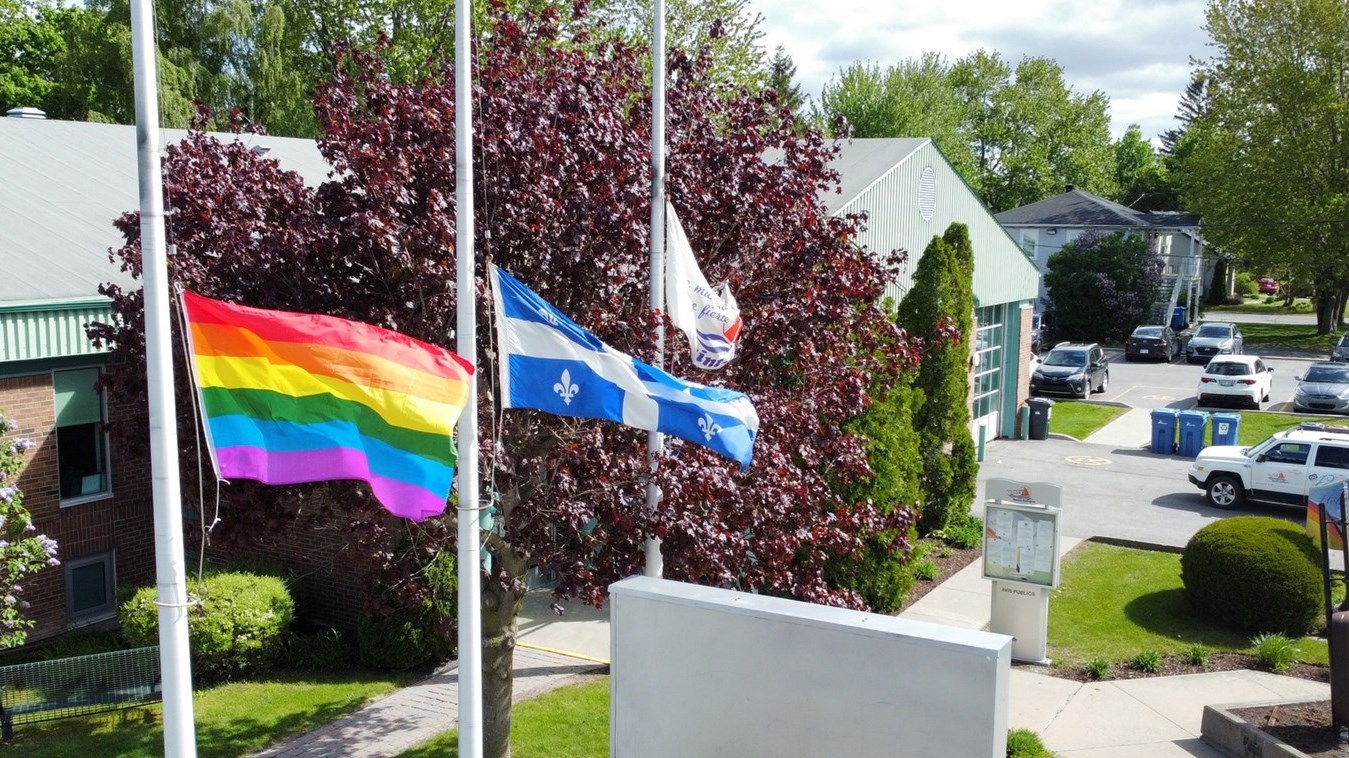 Le drapeau a été hissé devant l'Hôtel de ville de Saint-Zotique dans les dernières heures
