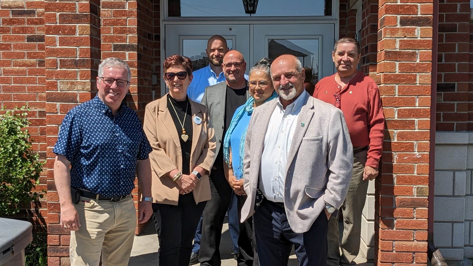 Plusieurs membres du conseil municipal et le directeur général, Olivier Van Neste, ont pris la pose devant La Croisée