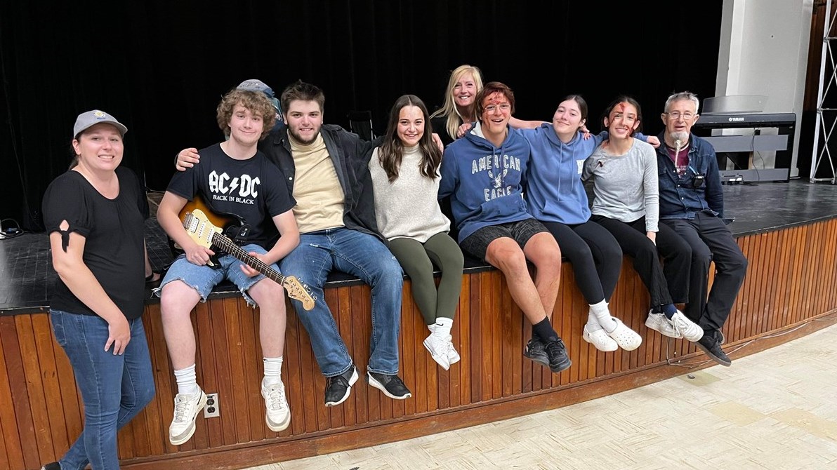 Pour la simulation de cette année, les comédiens Nicolas, Jacob, Roseline, Hugo, Laurence et Ann-Frédérique ont mis leur talent au profit de la cause. Ils prennent la pose avec Marie-Claude Pilon et Georges Landry du Club Optimiste de Rigaud, instigateur de l'activité en collaboration avec le Collège Bourget 