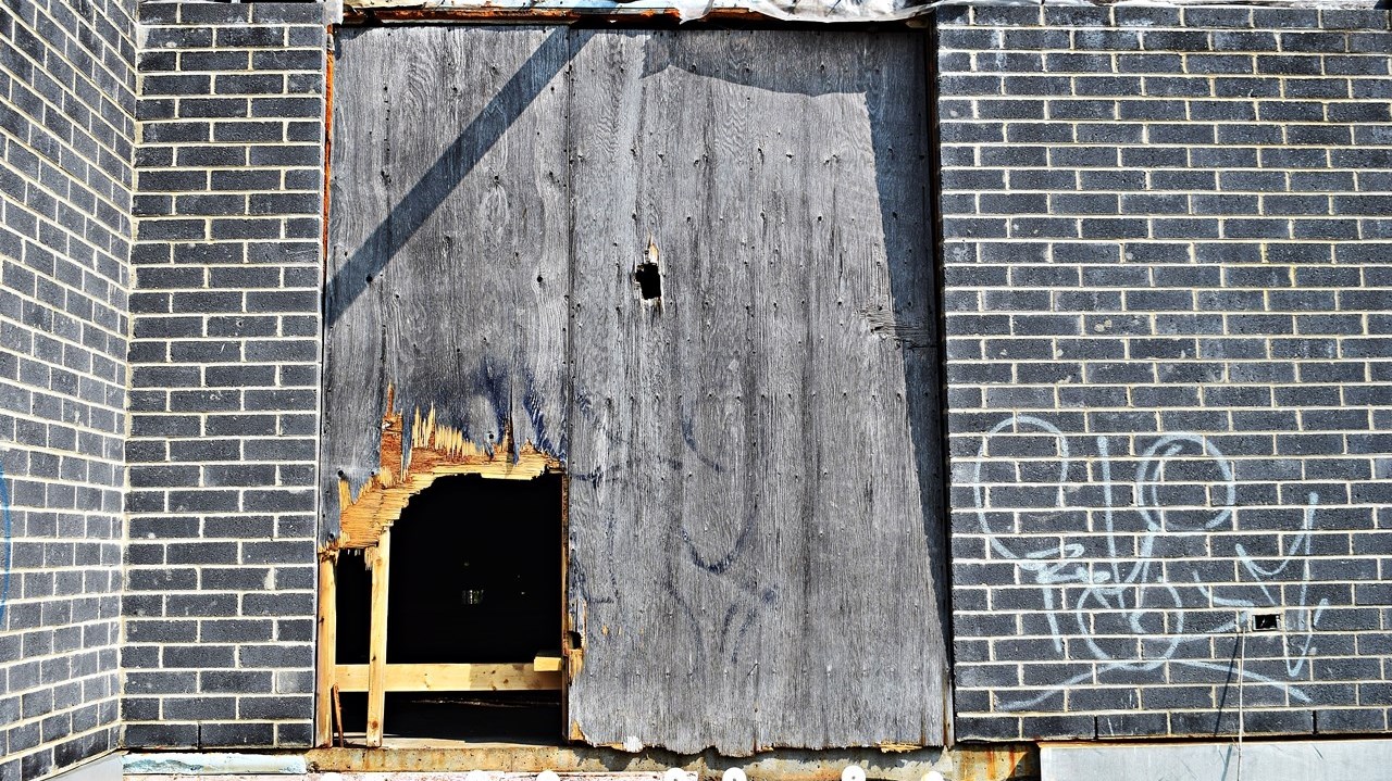 A gaping hole in a plywood panel enabled Néomédia to take pictures of the empty arena interior in its current condition on May 21.