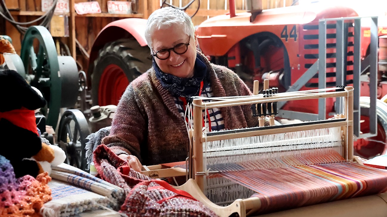 La présidente des artisanes du Cercle des Coteaux, Rita Riendeau était présente sur place avec son métier à tisser