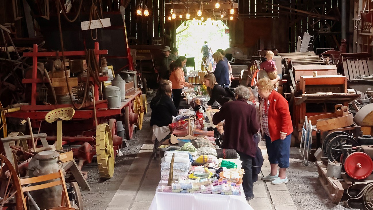 Parmi la machinerie qu'on peut observer au Musée de la ferme, on retrouve un vieil étendeur à fumier