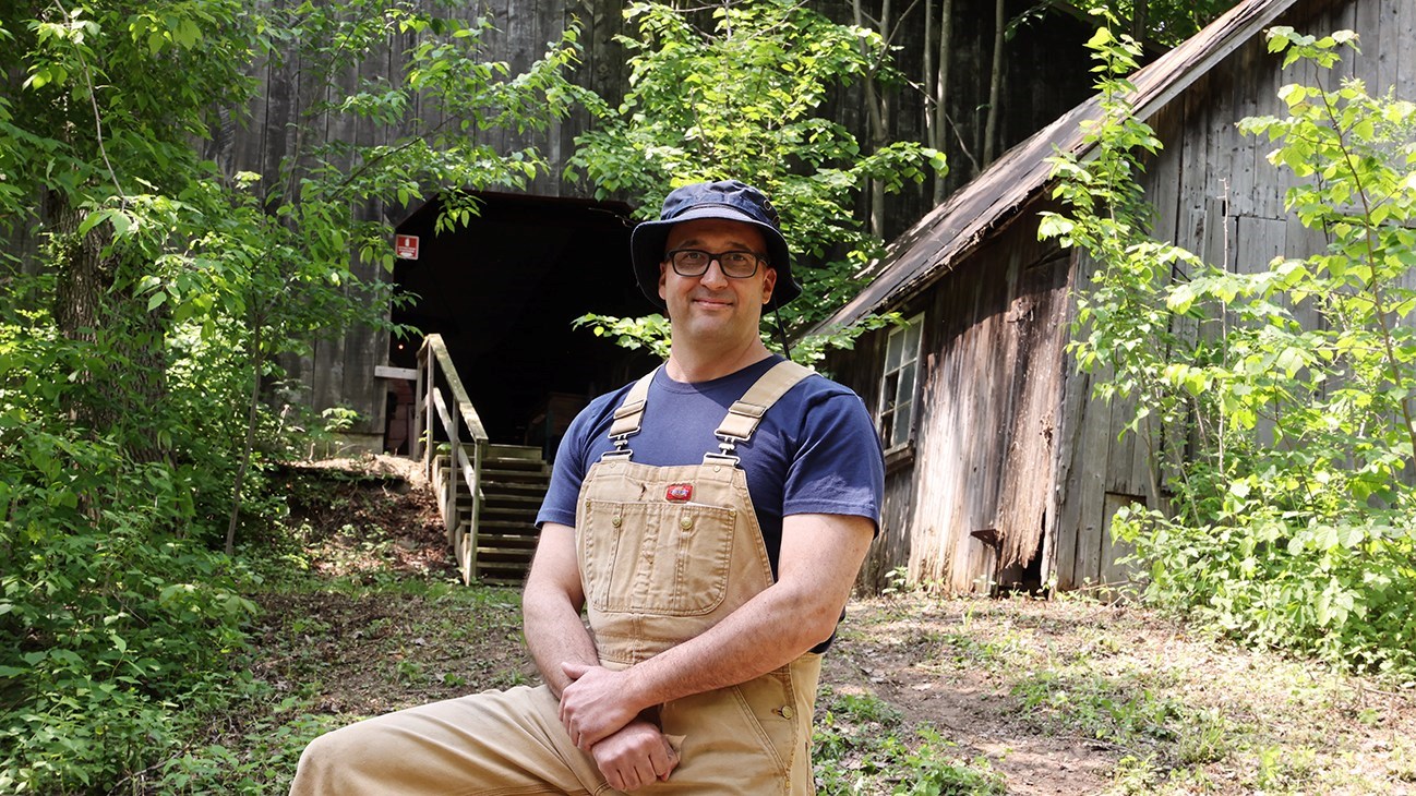 Le propriétaire de la ferme Sébastien Aumais a pris la pose pour Néomédia lors de notre passage sur place. Il a la chance de pouvoir compter sur le soutien de plusieurs membres de sa famille et d'amis qui l'épaule dans le bon fonctionnement de l'entreprise agricole où l'on élève des cochons et des poules
