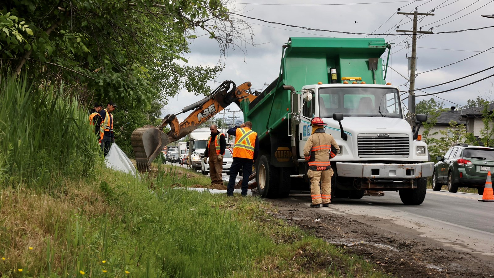 Emergency crews assessing hydrocarbon spill in Vaudreuil-Dorion
