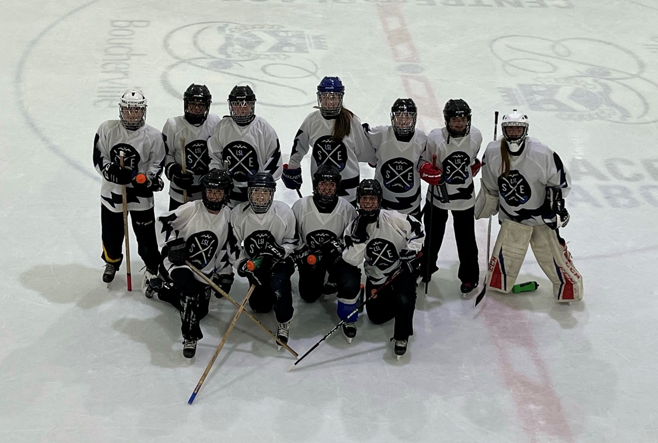 Un premier tournoi pour les joueuses de ringuette du Chêne-Bleu