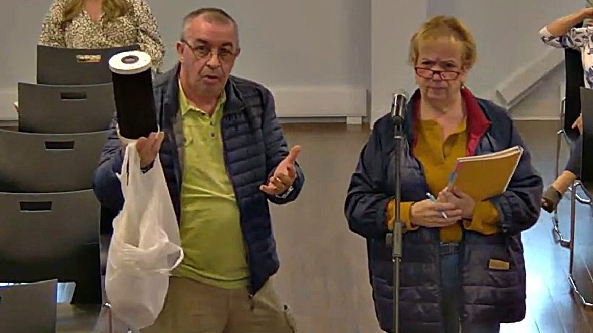 Ignazio Turrigiano and Paola Irrera show their 'sludge' coated water filter to councillors at the Saint Lazare council meeting on June 13
