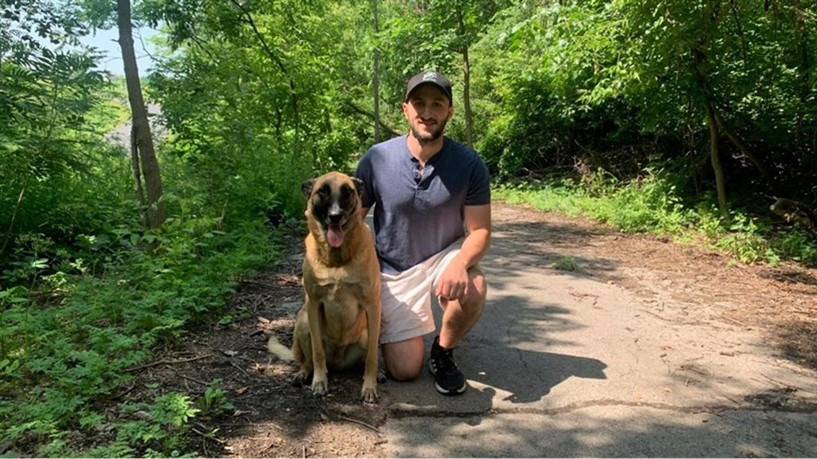 Dov Punski, l'un des cinq cofondateurs de DogPack App prend la pose avec son chien Bear 