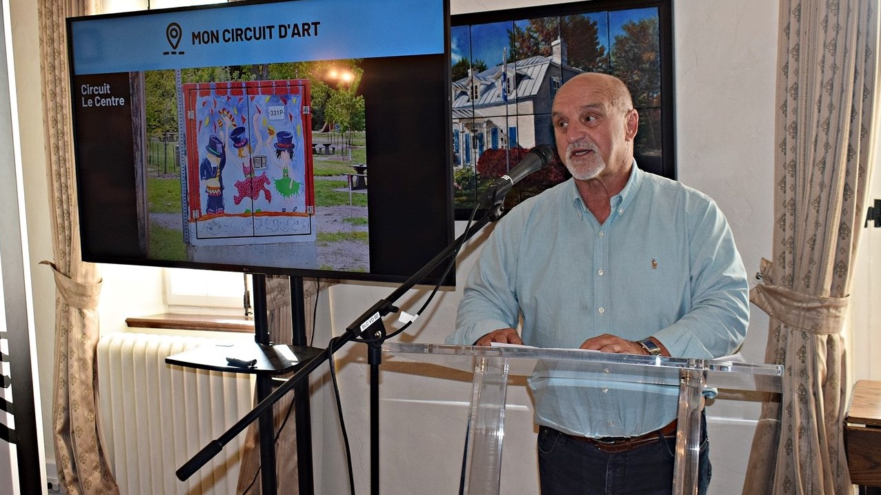 Vaudreuil-Dorion Mayor Guy Pilon announces the official launch of the Mon circuit d'Art initiative that features nearly 60 works of art prominently displayed in public spaces throughout Vaudreuil-Dorion.