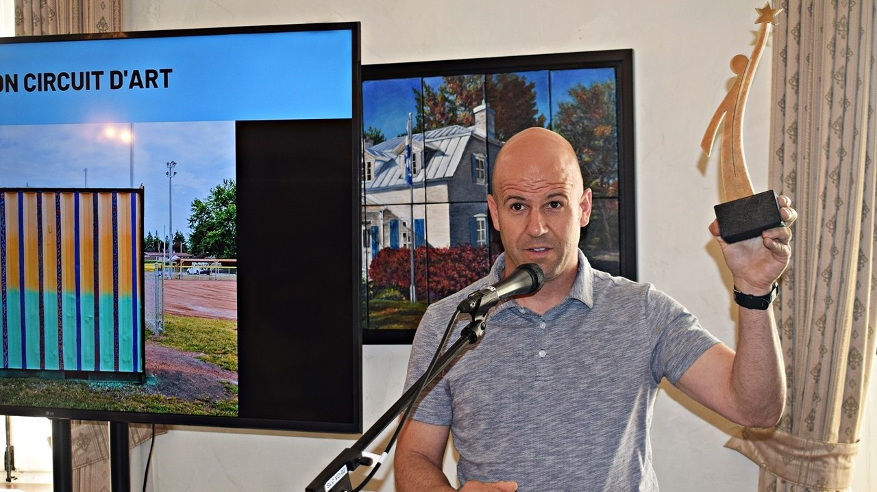 Vincent Bastien, directeur des loisirs et de la culture à la Ville de Vaudreuil-Dorion donne des détails sur l'initiative Mon circuit d'Art qui présente près de 60 œuvres d'art bien en vue dans les espaces publics de Vaudreuil-Dorion