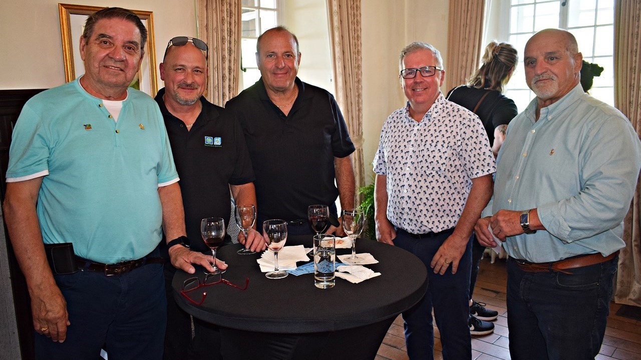 Le conseiller du district 7, Paul Normand (à gauche), le conseiller du district 1, Luc Marsan, le conseiller du district 2, François Séguin, le conseiller du district 8, Paul Normand, et le maire Guy Pilon lors du lancement officiel de l'initiative Mon circuit d'Art qui met en vedette près de 60 œuvres d'art dans les espaces publics de Vaudreuil-Dorion