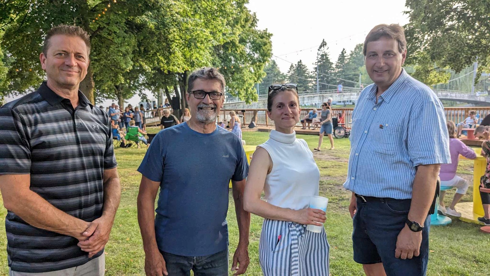 Parmi les dignitaires qui ont assisté à l'ouverture officielle de L'Embouchure, on retrouvait François Pleau, maire de Sainte-Marthe, Jacques Bouchard, conseiller municipal aux Cèdres, Marianne Sigouin-Lebel, directrice général du Parc du Canal de Soulanges et Sylzain Brazeau, maire des Coteaux