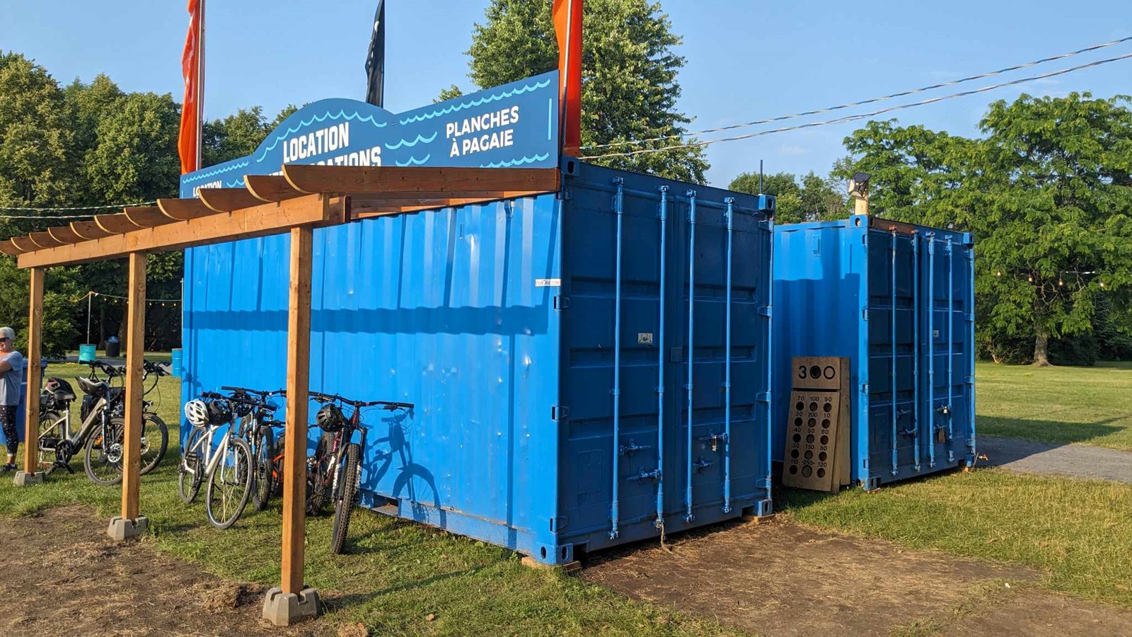 Certains jours, il est possible de louer des embarcations nautiques sur place comme des kayaks