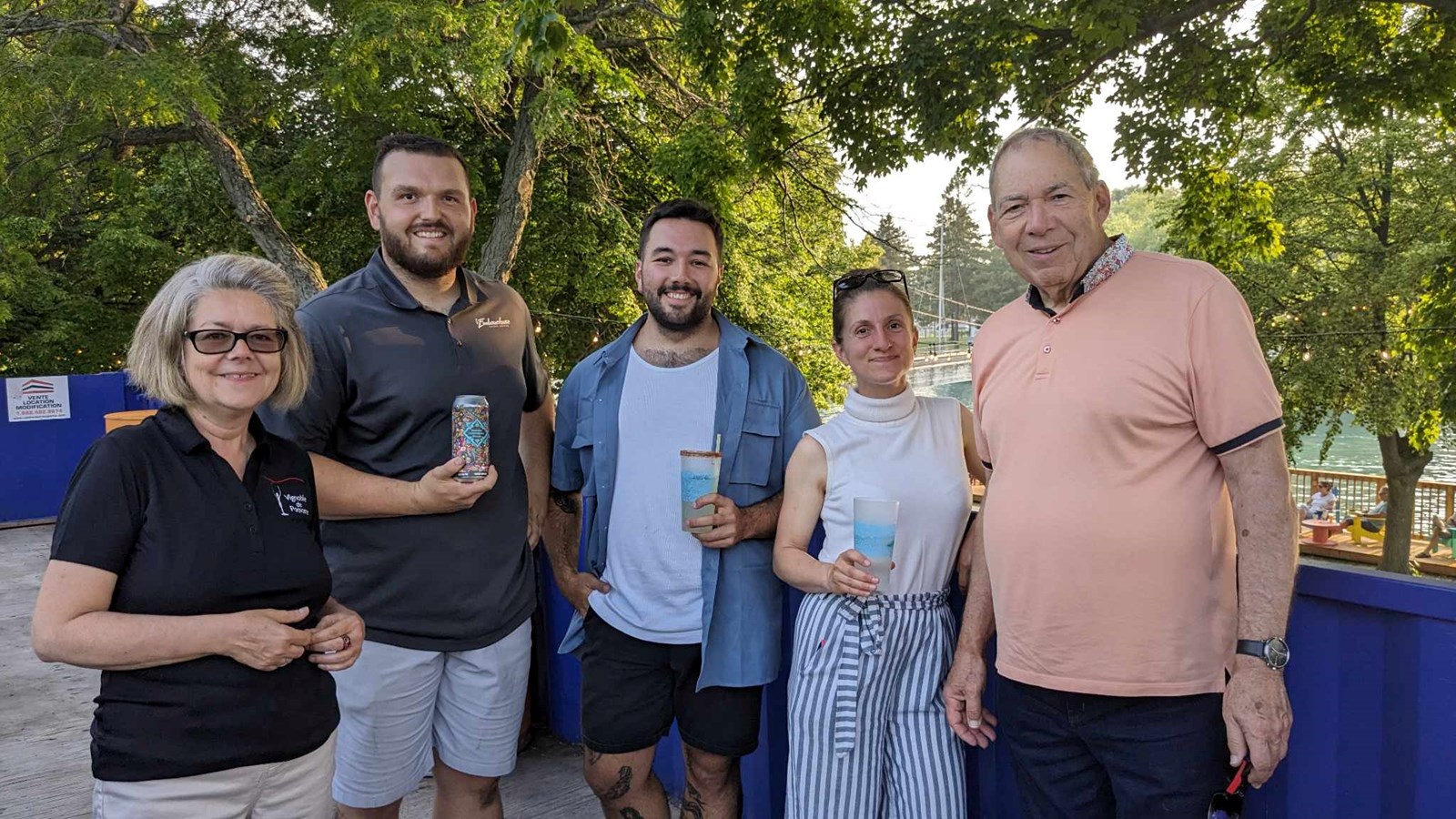 Les membres du conseil d'administration du Parc du Canal de Soulanges, Sylvie Bissonnette et Clément Arseneault prennent la pose avec Guillaume Charlebois et Alex Deschênes du Groupe Charlebois, entreprise gestionnaire du site et Marianne Sigouin-Lebel, directrice général du Parc du Canal de Soulanges