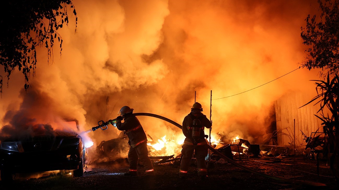 Impressionnant feu en cours au centre-ville de Rigaud