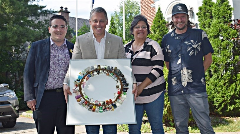 Schiefke receives artwork for role as honourary president 