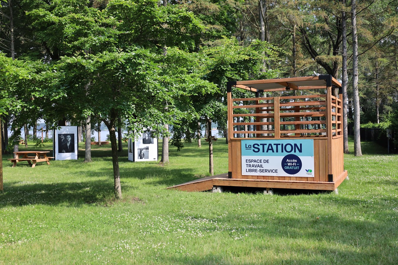 Station de travail au parc Le 405