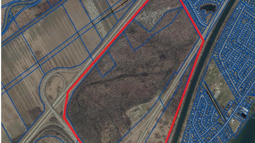Le règlement URB 299.3 englobe les terrains situés entre l’autoroute 20, l’emprise du Canal de Soulanges et la route 201