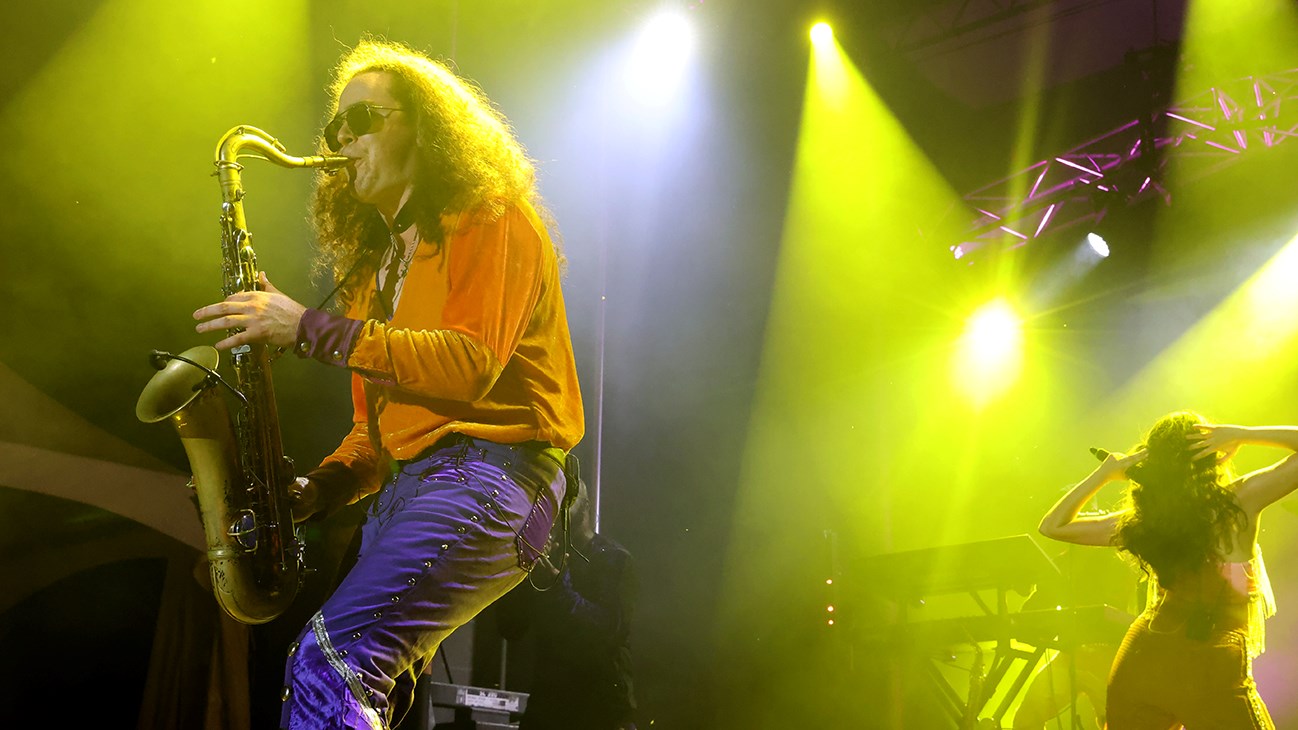 Le Boogie Wonder Band fait bouger la foule en marge des Régates de Valleyfield