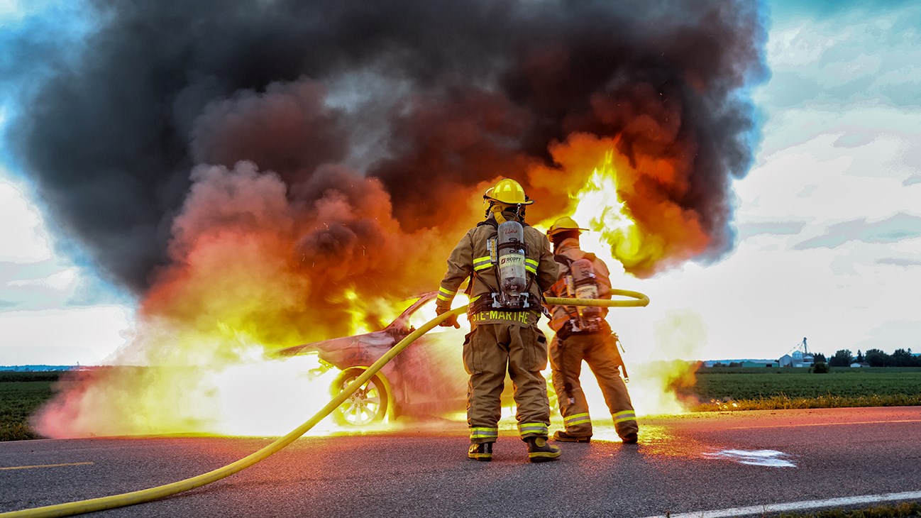 Une voiture sans conducteur est la proie des flammes à Sainte-Marthe