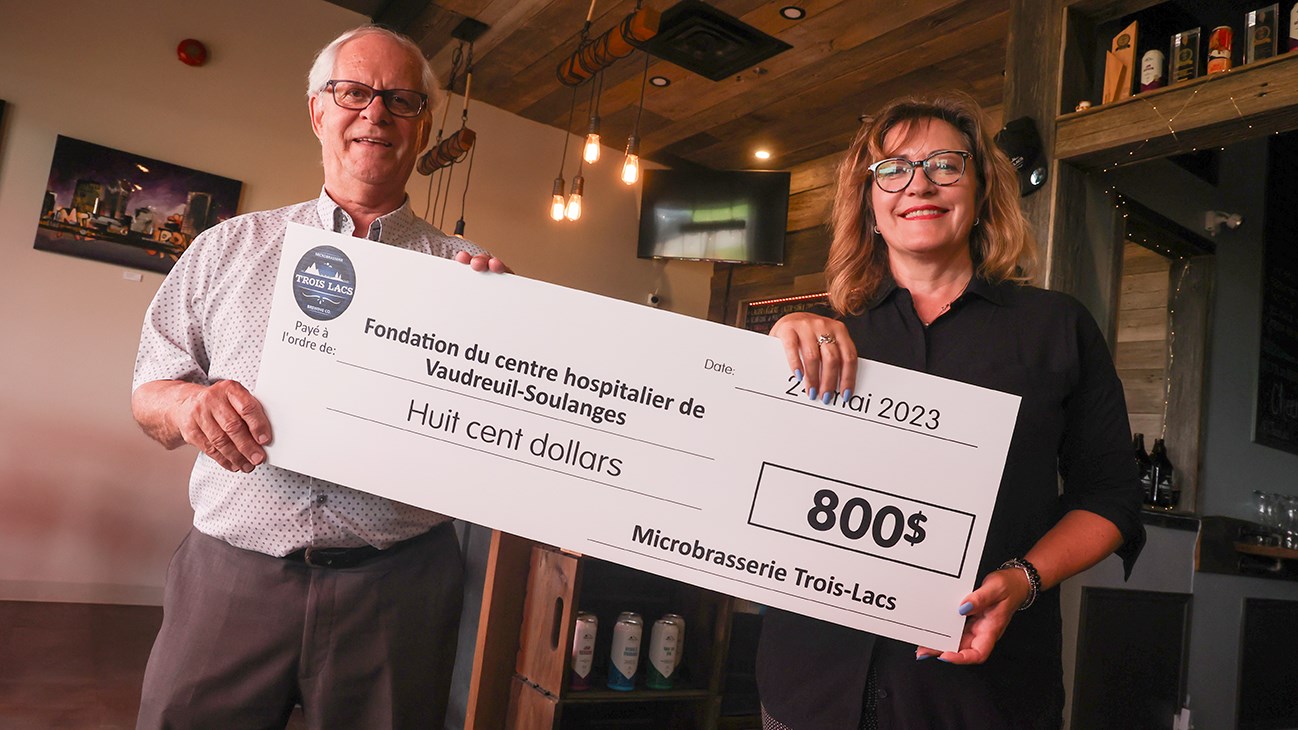 La copropriétaire de la Microbrasserie 3 Lacs, Sylvie-Anne Dumais pose avec le président de la Fondation du Centre hospitalier de Vaudreuil-Soulanges, Denis Lapointe lors de la remise du don