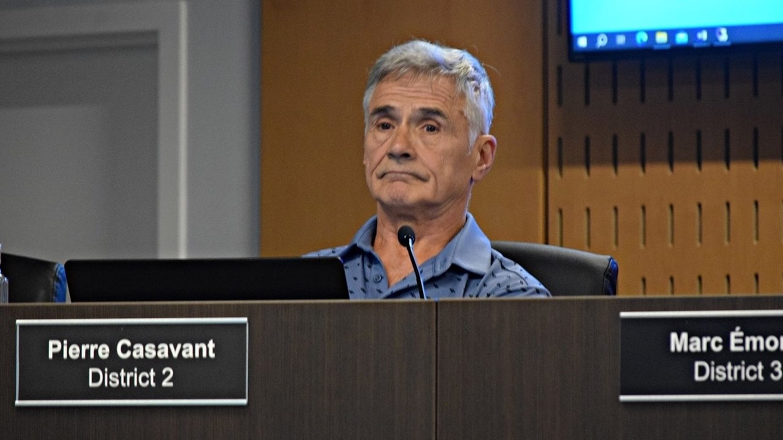 Mme Irrera s'est plainte à Mme. Lachance de l'attitude argumentative et dédaigneuse de M. Chartrand et de certains autres conseillers, dont Pierre Casavant