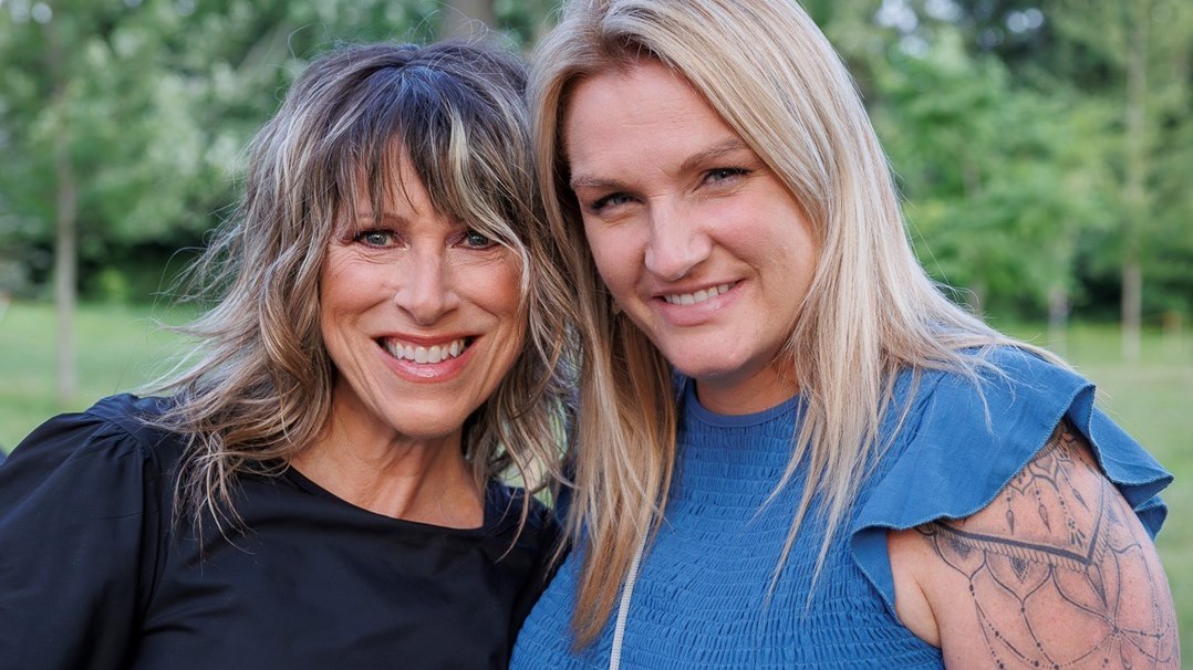 Following her concert, Luce Dufault posed with Virginie Cummins, a Vaudreuil-Soulanges resident and backing vocalist on En direct de l'univers 