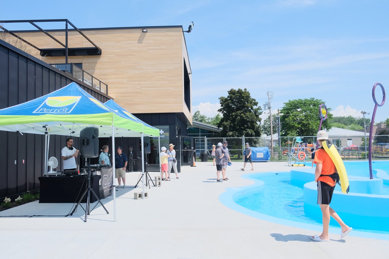 The new aquatic complex is inaugurated with 100 bathers