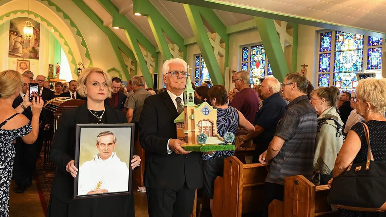 Un dernier adieu émouvant au père Gérald Sareault