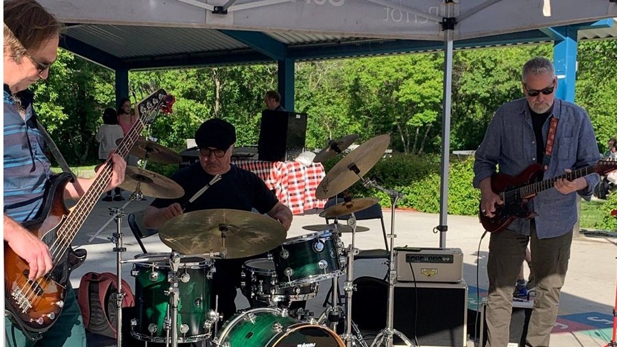 Le trio Atmosphérique MMC s’assurera de mettre de l’ambiance musicale sur place entre 11h30 et 14h30. 