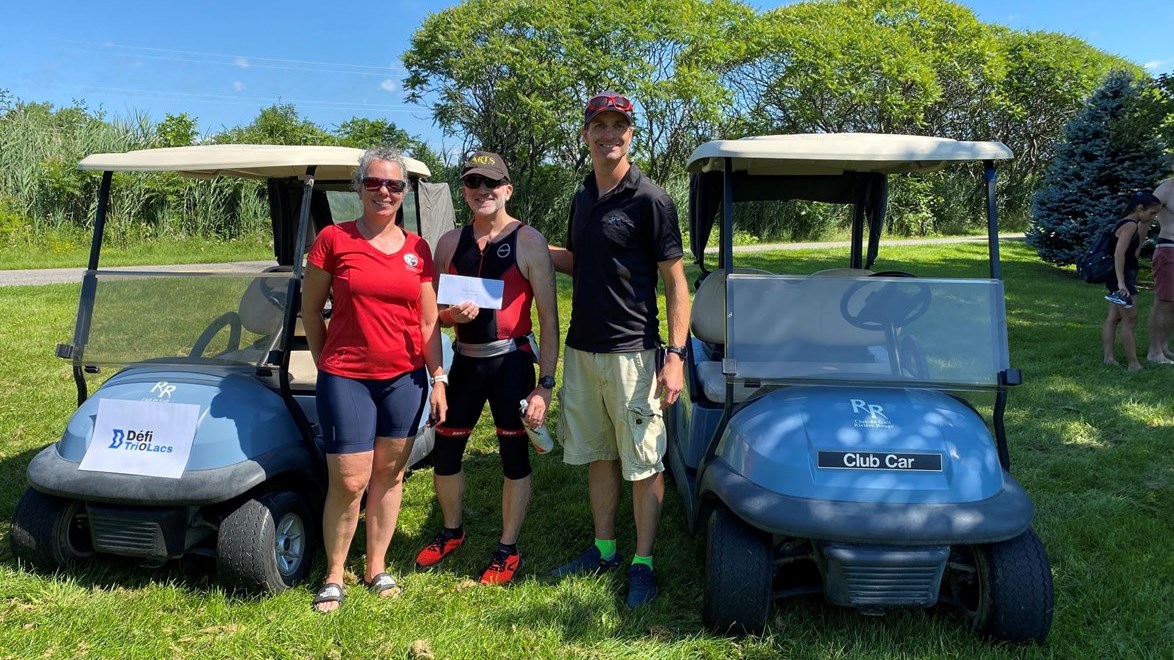 Volunteer Francois Lemieux and Pierre Curodeau won a golf tee-off for 4 at Club de Golf-Rivière Rouge