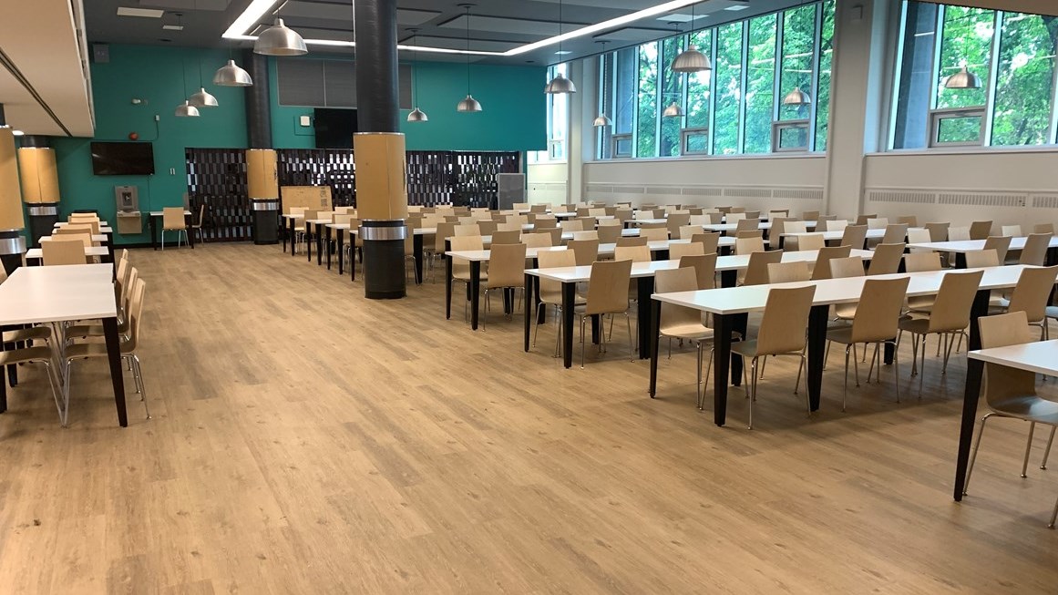 La cafétéria a subi des travaux de rafraîchissements au cours des derniers mois 