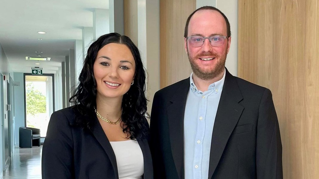 La nouvelle directrice adjointe de la Ville de Rigaud prend la pose avec le directeur général, Maxime Boissonneault 