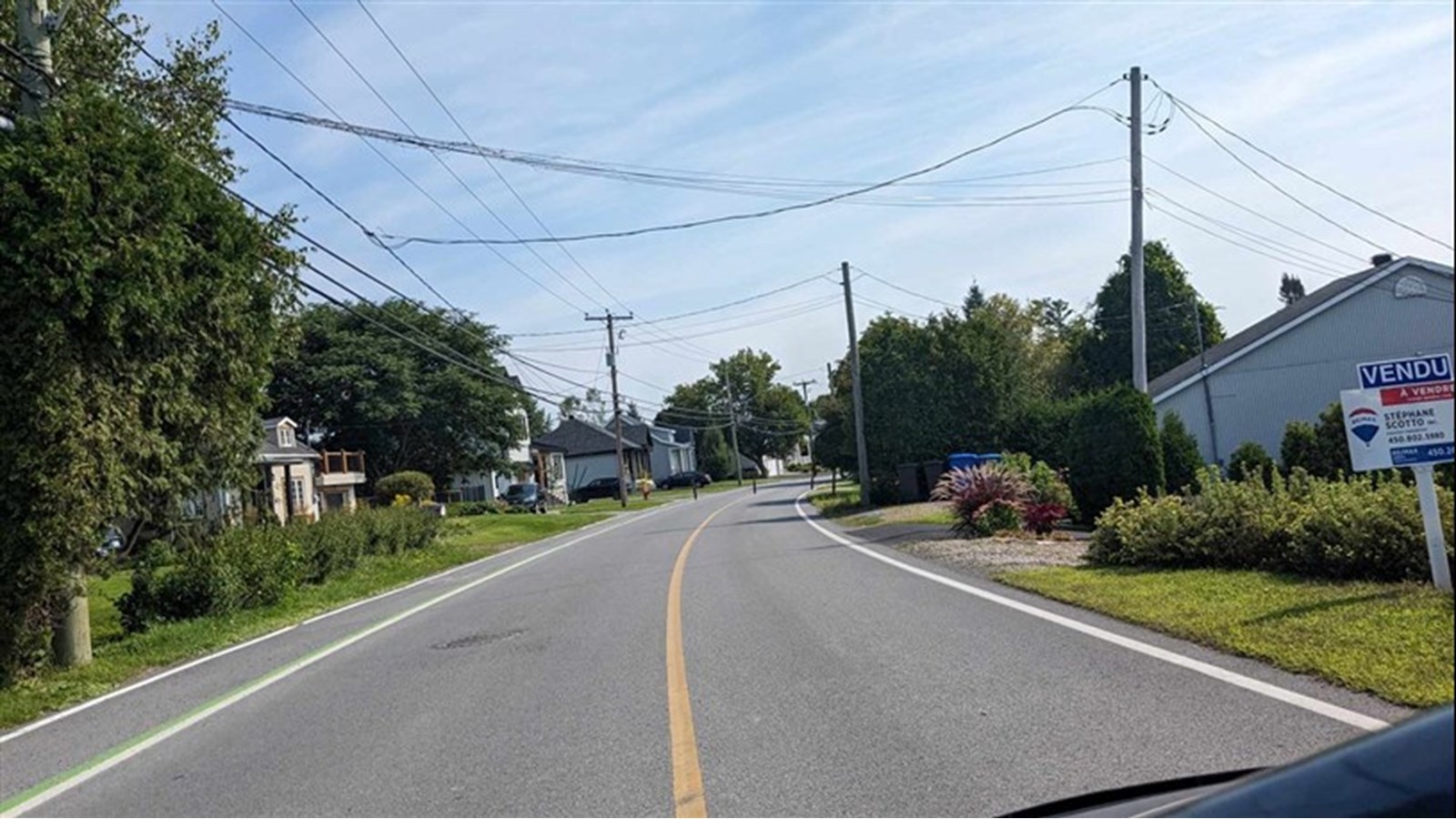 Two new installations on Chemin du Fleuve in Coteau-du-Lac to slow traffic down 