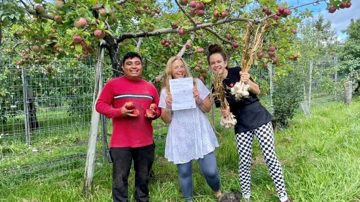 La propriétaire du Verger Labonté, Nathalie, prend la pose avec des employés et se réjouit d'avoir enfin obtenu une certification biologique pour ses pommes